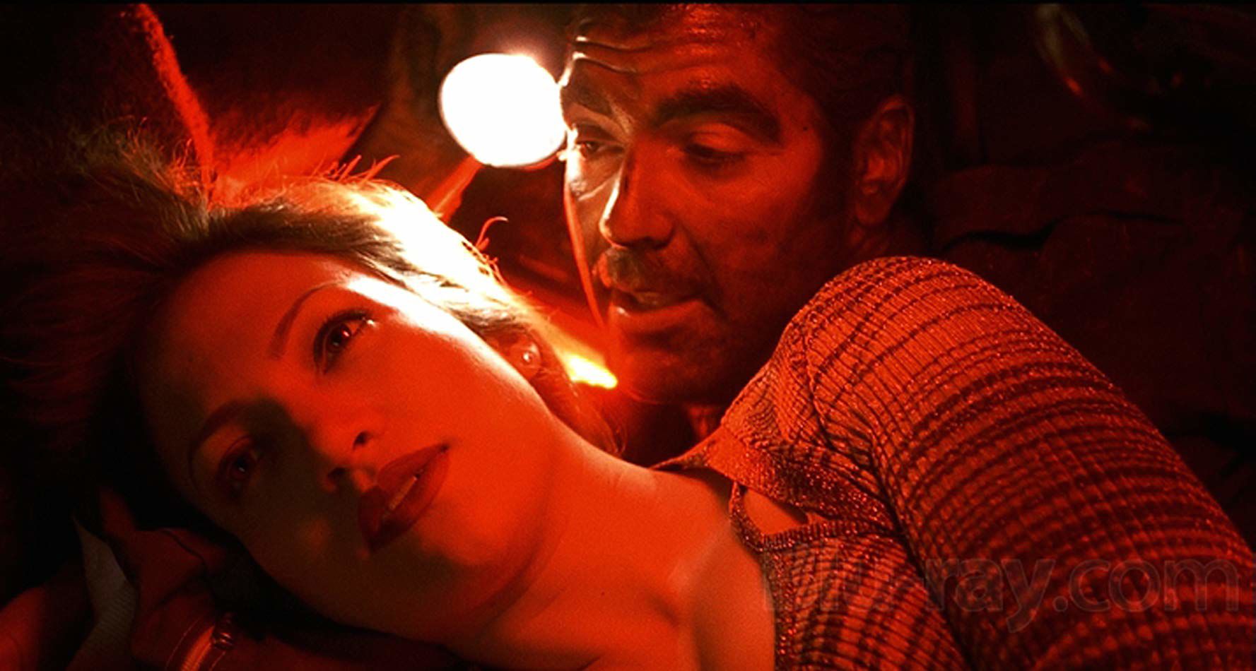 'Out of Sight' still 2 for Red